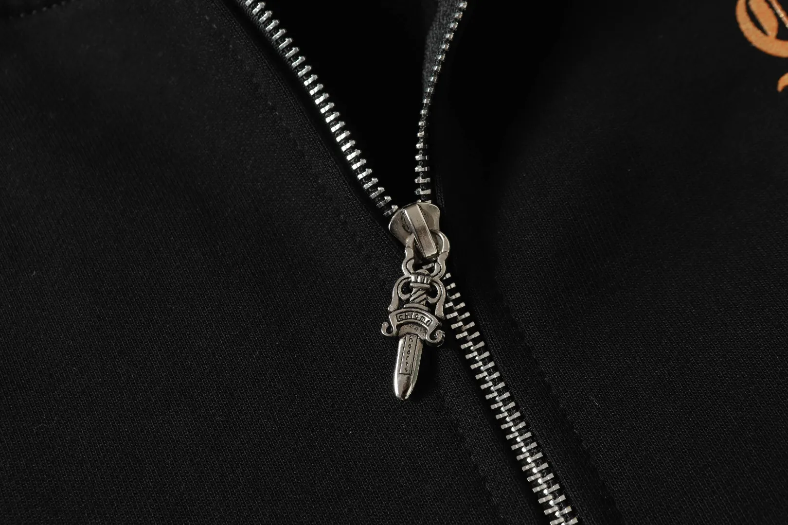 Q24—P230 -Chrome Hearts/Chrome Hearts printed zipper sweatshirt cardigan jacket -420 grams of high-density, high-quality wool, soft, delicate and skin-friendly, soft and silky to the touch, warm and skin-friendly -The hardware zipper accessories are all customized and full of details -Colour: black -Size: S M L XL